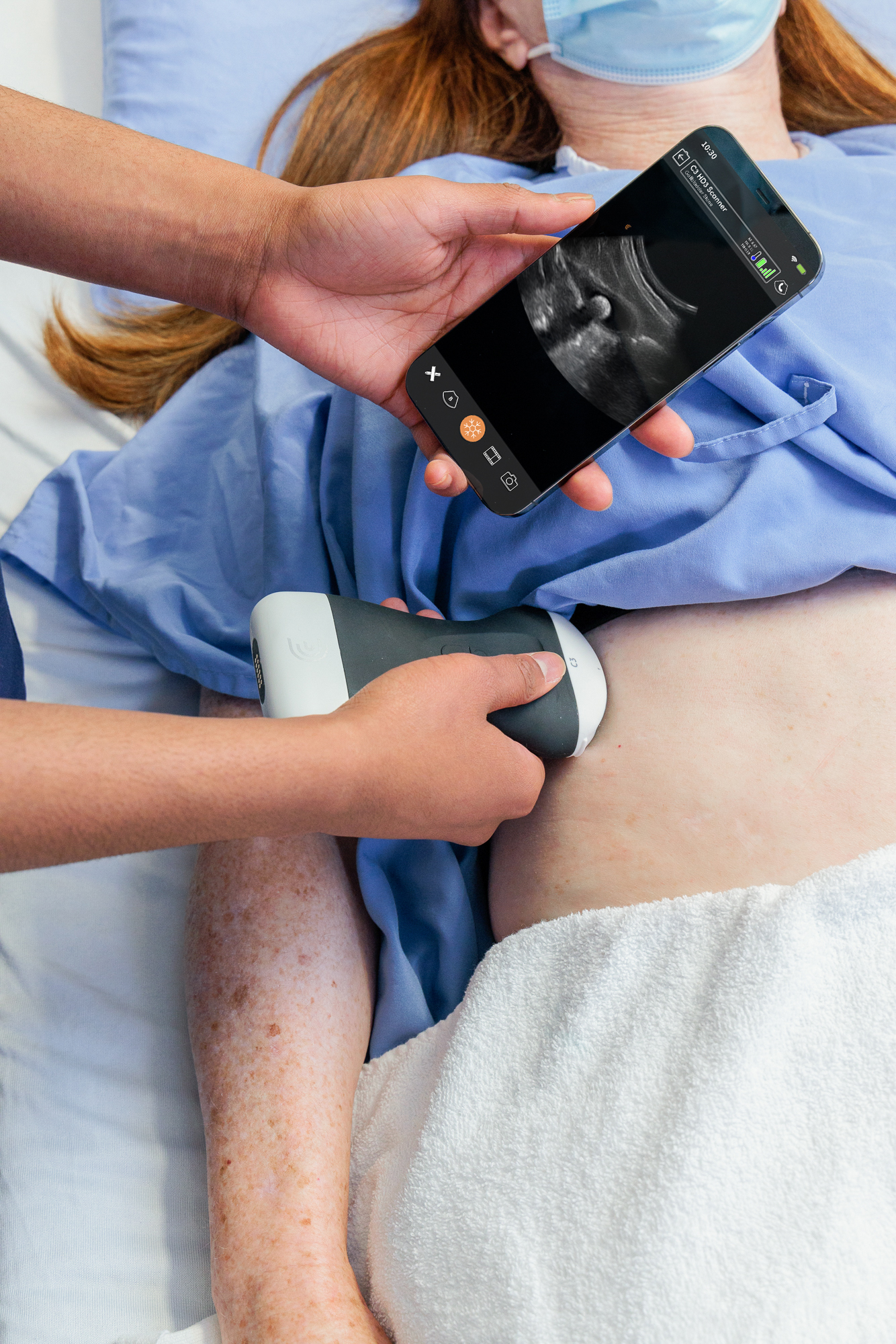 Médico usando ecógrafo Clarius en múltiples especialidades
